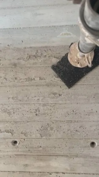 Mechanische Vorbereitung der Betonfläche mit einem Schleifgerät.