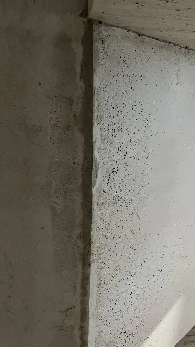 Nahaufnahme der Kante vor dem Spachteln, Poren und Ausbrüche sichtbar.