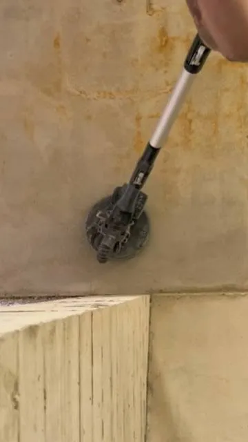 Reinigung der Betondecke mit Schleifvlies am Stiel.