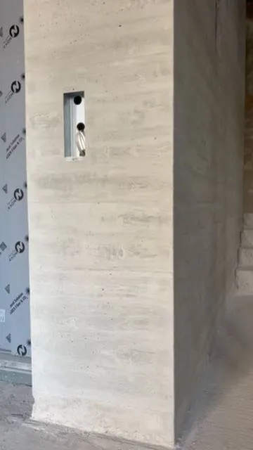 Sichtbetonwand mit gleichmäßiger Holzschalungsstruktur nach der Bearbeitung.