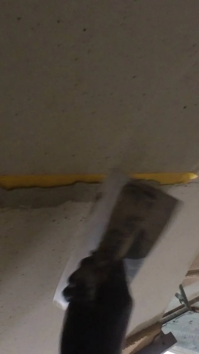 Übergang Treppenlauf zu Podest: Struktur nachziehen. Mit dem Spachtel wird die Kante am Übergang geschnitten und strukturiert.