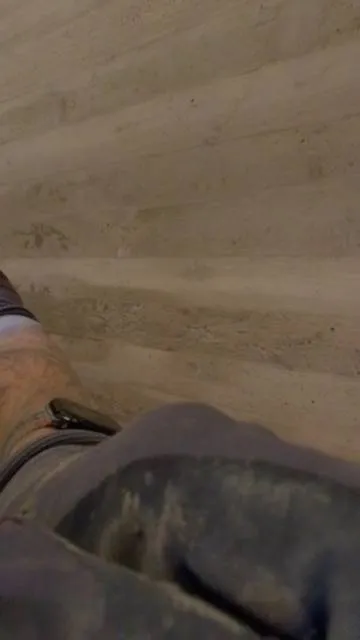 Strukturieren der gefüllten Fläche von Hand mit Handschuh.