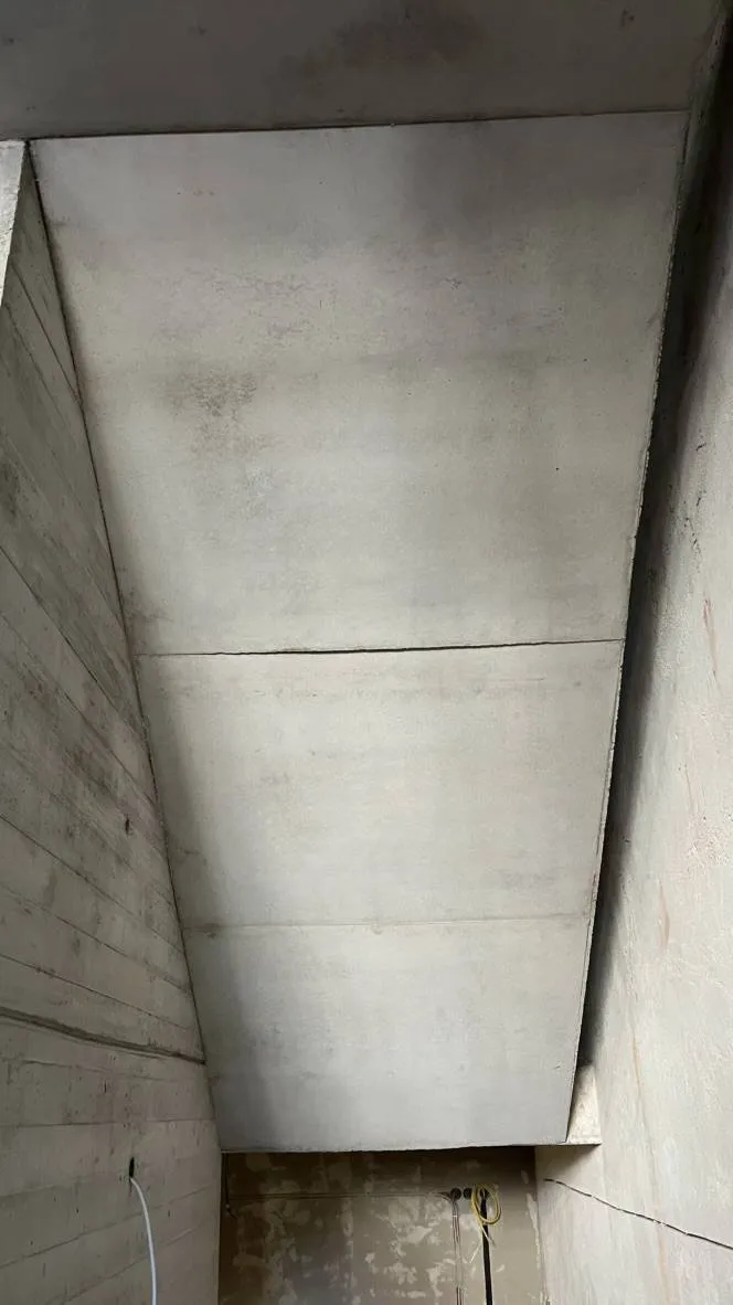 Treppenlaufunterseite nach der Reinigung.