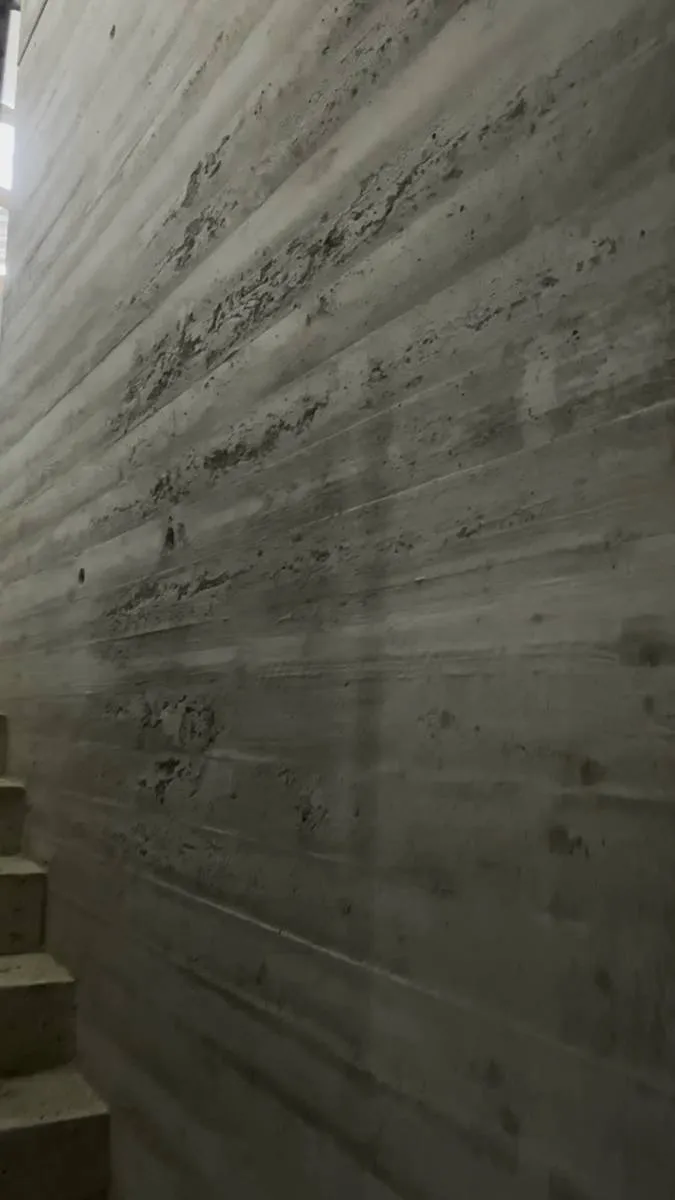 Übersicht über die unbearbeitete Treppenhauswand.