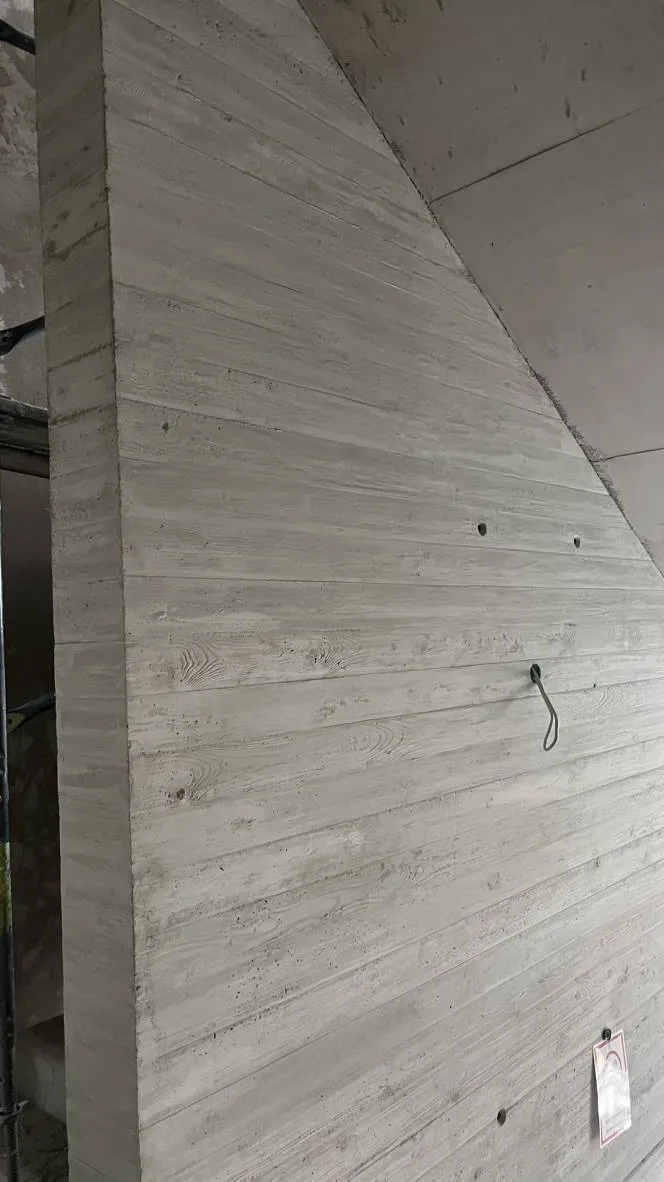 Wand 2 mit durchgehender Holzschalungsstruktur nach der Retusche.
