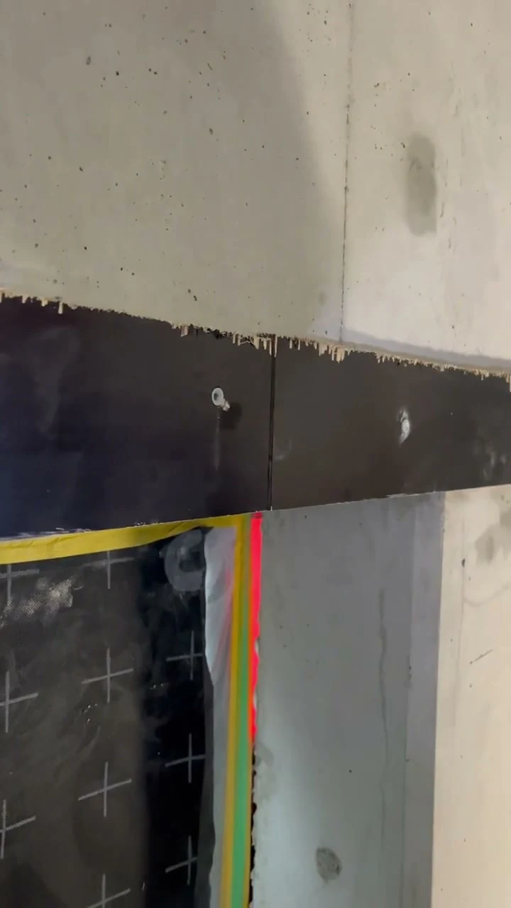Video: Nach 24 Stunden Aushärtung werden mit dem Akkuschrauber die Schrauben der Schalung am Fenstersturz gelöst