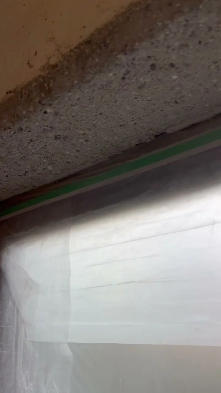 Abgestockt: Video: Abgestockte Laibung an einem krummen Fenstersturz, Korn freigelegt für den Verbund mit dem Sanierungsmörtel