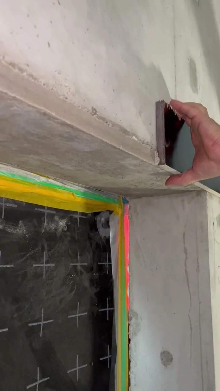 Ausgeschalt: Video: Ausschalen des Fenstersturzes, die frische Aufspachtelung verläuft jetzt gerade zum Beton darüber