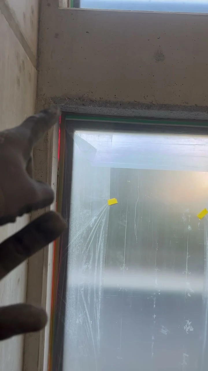 Finger zeigt auf die linke obere Kante eines krummen Fenstersturzes im Treppenhaus, Bogen rund zwei Zentimeter