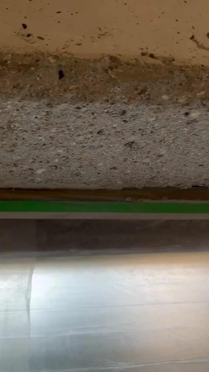 Video: Gestockte Betonfläche über dem Fenster, von links nach rechts gefilmt, vor dem Aufmörteln des Sturzes