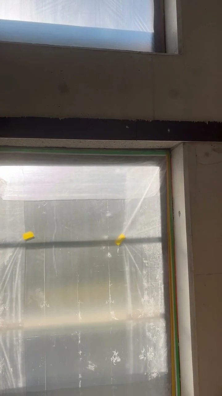 Eingeschalt: Video: Holzbrettschalung an einem Fenstersturz angebohrt und auf die Sollhöhe ausgerichtet, damit der Sturz gerade wird