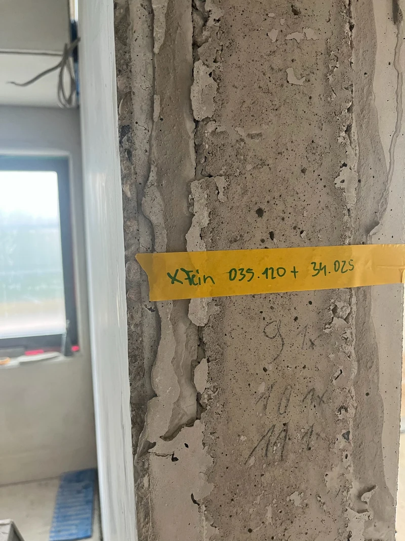 Innenlaibung mit Klebeband und Farbtonangabe für den X-Fine Extrafeinspachtel der linken Betonfertigteilwand