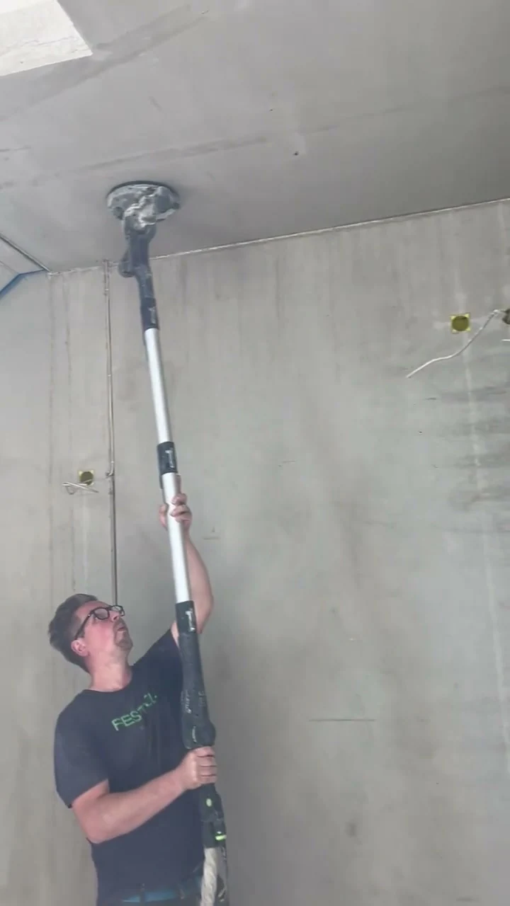 Video: Kamerafahrt durch das Treppenhaus, während an der Podestunterseite mit dem Langhalsschleifer geschliffen wird