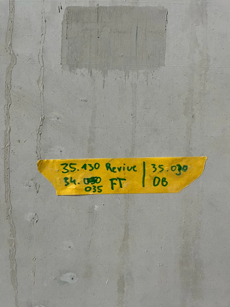 Musterflächen mit Beton Revive für Betonfertigteil und Ortbeton an einer Wandstelle, die später verkleidet wird