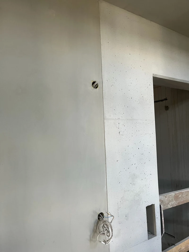 Nachher: Absatz zwischen homogenem Betonfertigteil und Ortbeton aus Recyclingbeton am Aufzugskern, Struktur erhalten
