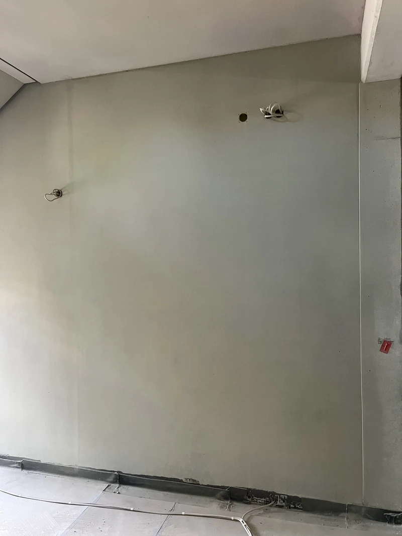 Nachher: Betonfertigteilwand im Erdgeschoss mit Schalungskante rechts, Gesamtansicht der homogenen Fläche