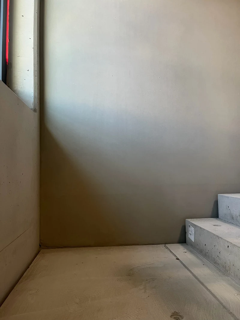 Nachher: Betonfertigteilwand an der Fensterseite, die waagerechten Fugen geschlossen, wirkt wie eine durchgehende Wand