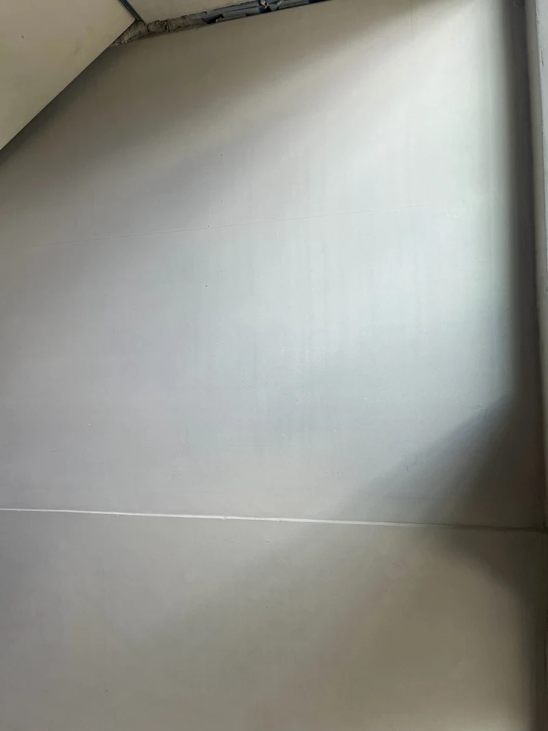 Nachher: große Betonfertigteilwand mit geschlossener waagerechter Fuge, die Fläche wirkt homogen und gleichmäßig im Farbton