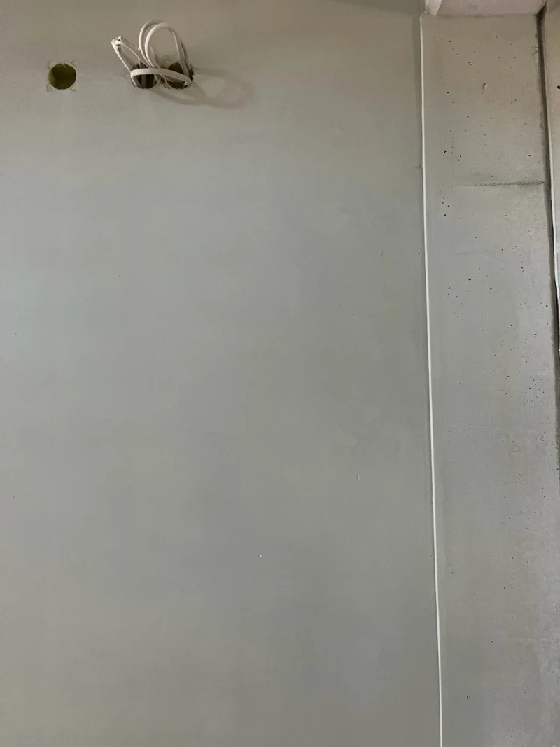 Nachher: neu hergestellte senkrechte Betonkante an der Türlaibung im Treppenhaus nach der Mittelkosmetik
