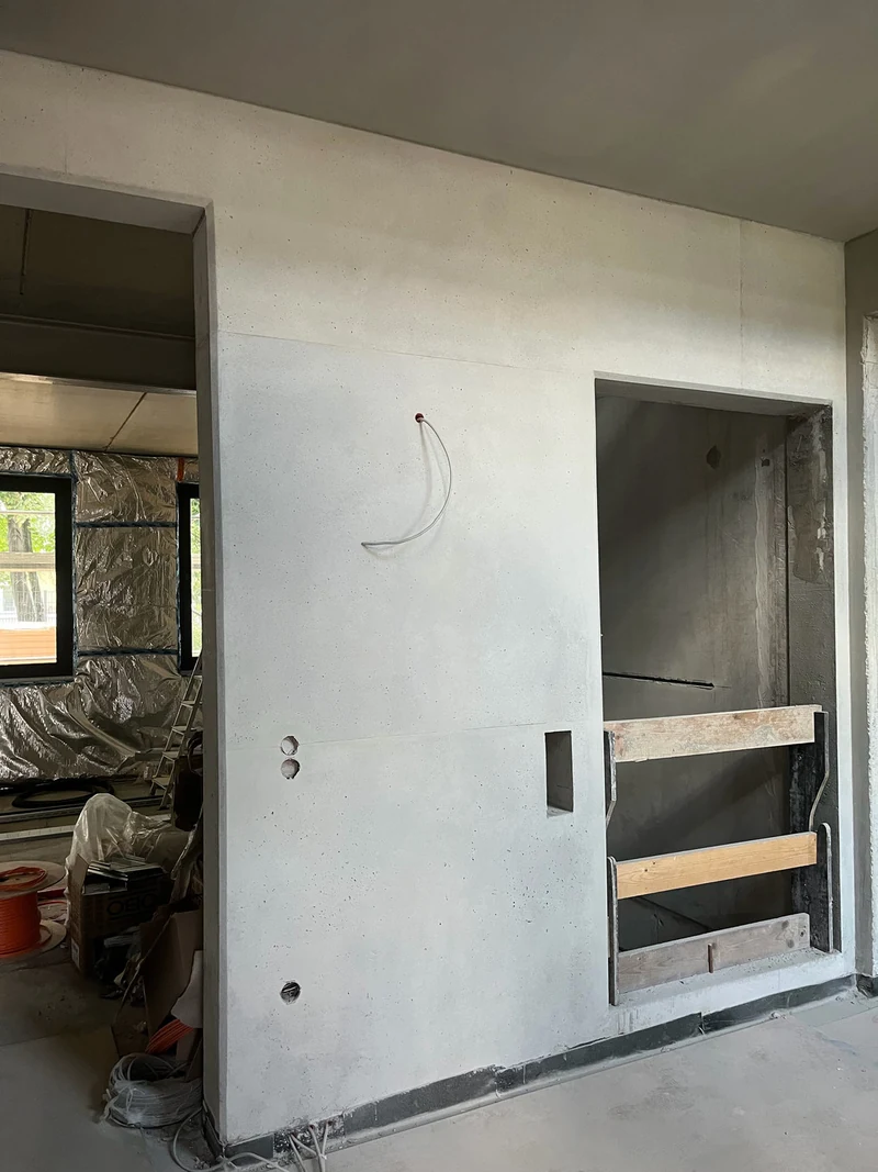 Nachher: Ortbeton aus Recyclingbeton am Aufzug mit erhaltenem Schalbild und Nische, Stand Rohbauphase