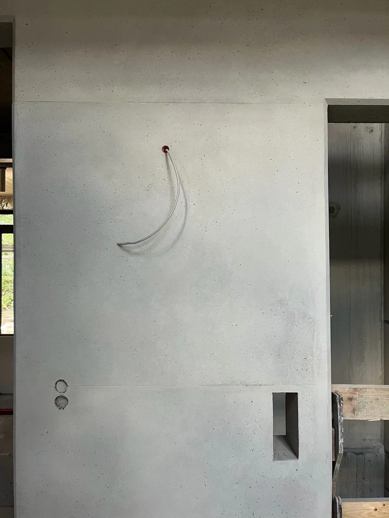 Nachher: Ortbetonwand neben dem Aufzug mit Schalstoß, Poren und Lunkern, Schalbild auf Wunsch des Bauherrn erhalten