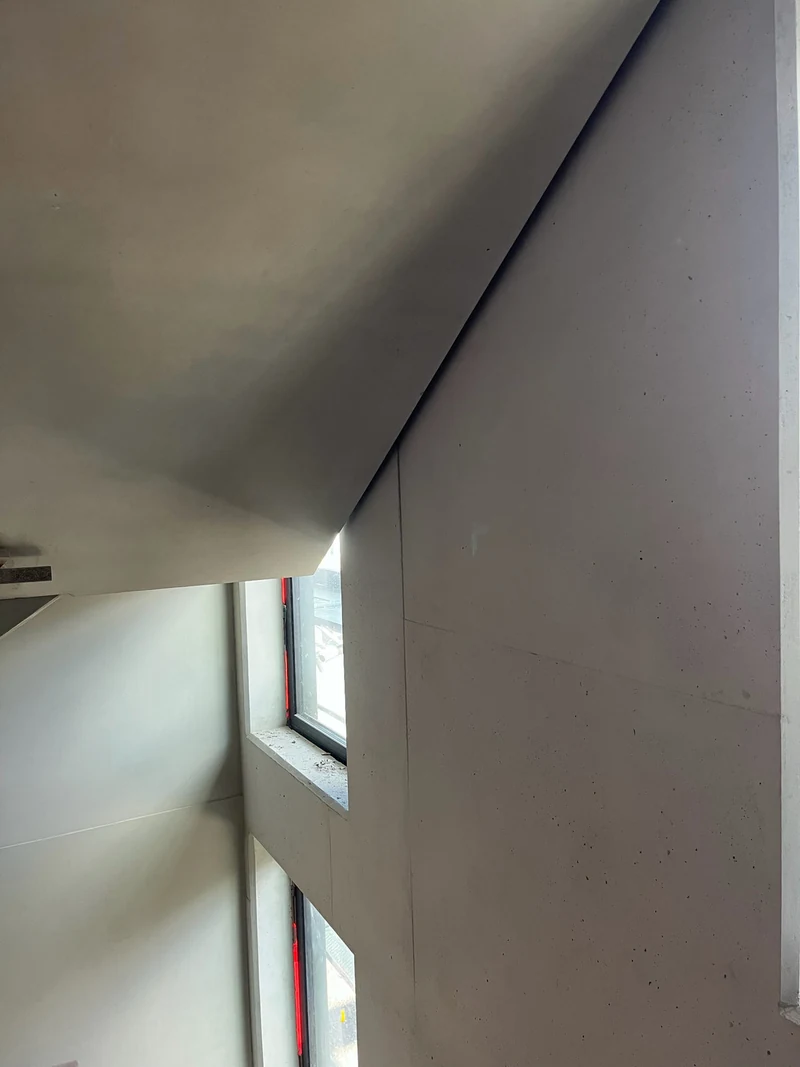 Nachher: Podestunterseite und Betonfertigteilwand mit Fenster im Treppenhaus des Bürogebäudes, Rohbauphase