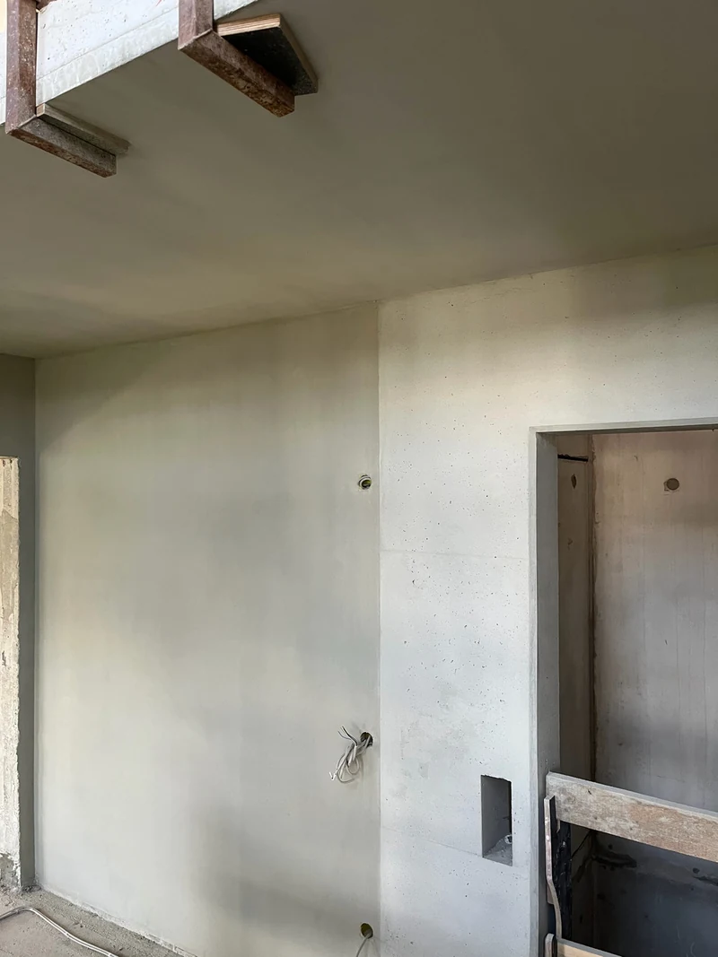 Nachher: Treppenhaus mit Übergang von homogener Betonfertigteilwand zu Ortbeton aus Recyclingbeton, Podestunterseiten oben