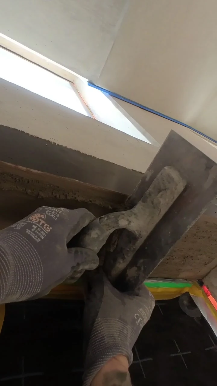 Abgezogen: Video: Sanierungsmörtel am eingeschalten Fenstersturz wird vor dem Abdecken mit der Glättkelle plan abgezogen