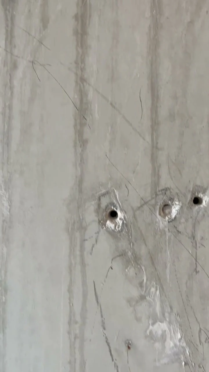 Video: Viele feine schwarze Kratzer auf einer Betonfertigteilwand aus Montage und Bauzeit, vor der Betonkosmetik