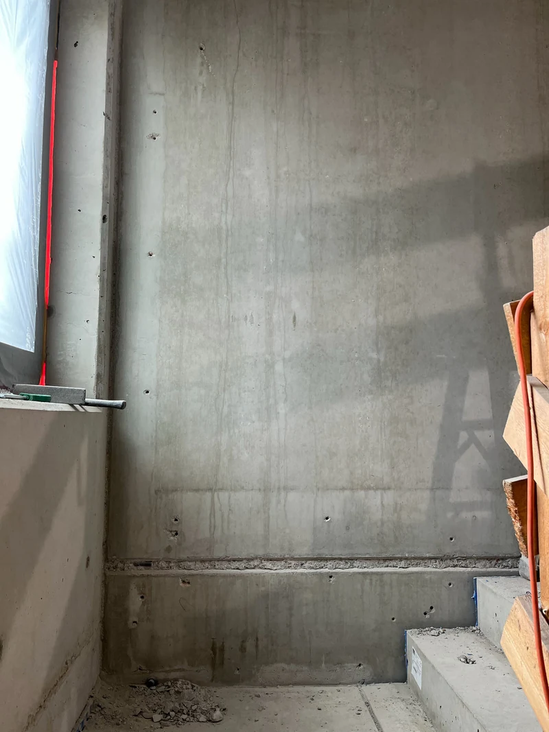 Vorher: Betonfertigteilwand an der Fensterseite mit zugelaufenen waagerechten Fugen und verschmutzter Oberfläche