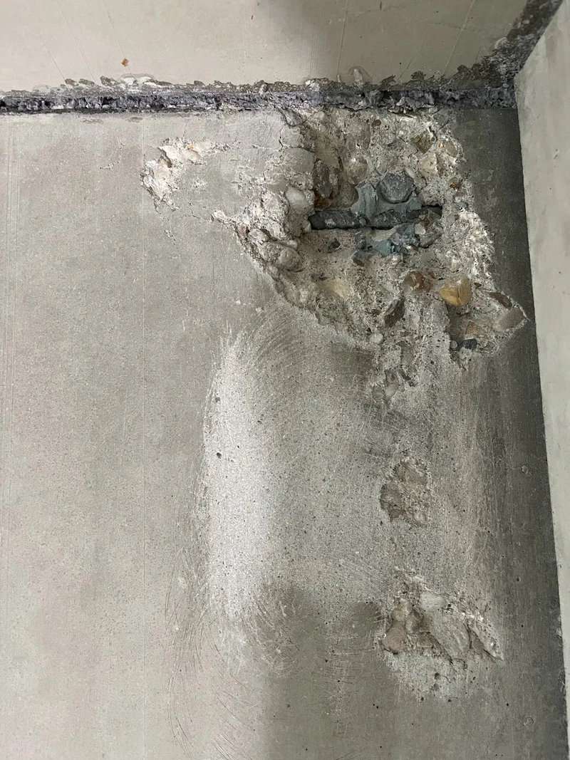 Vorher: große Abplatzung von 15 bis 20 Zentimetern mit freiliegender Bewehrung an der Decke im Treppenhauskopf