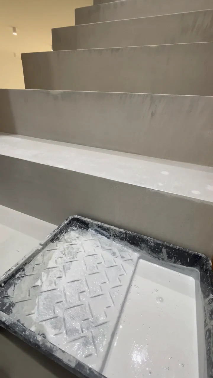 Video: Grundierung PolyGrip wird mit der Rolle auf eine Trittstufe aufgetragen, die nasse Fläche glänzt