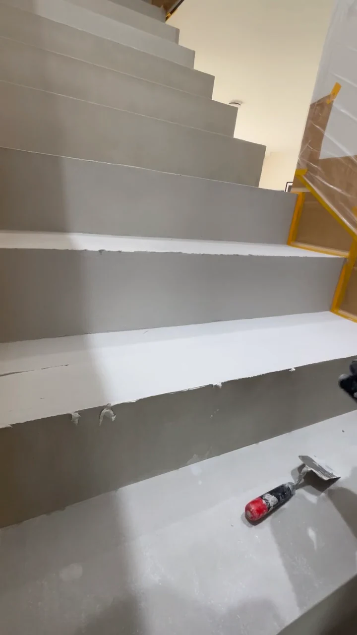 Video: Spachteln der ersten Lage Beton Ciré an Stufenkante und Setzstufe, Arm und Kelle im Bild