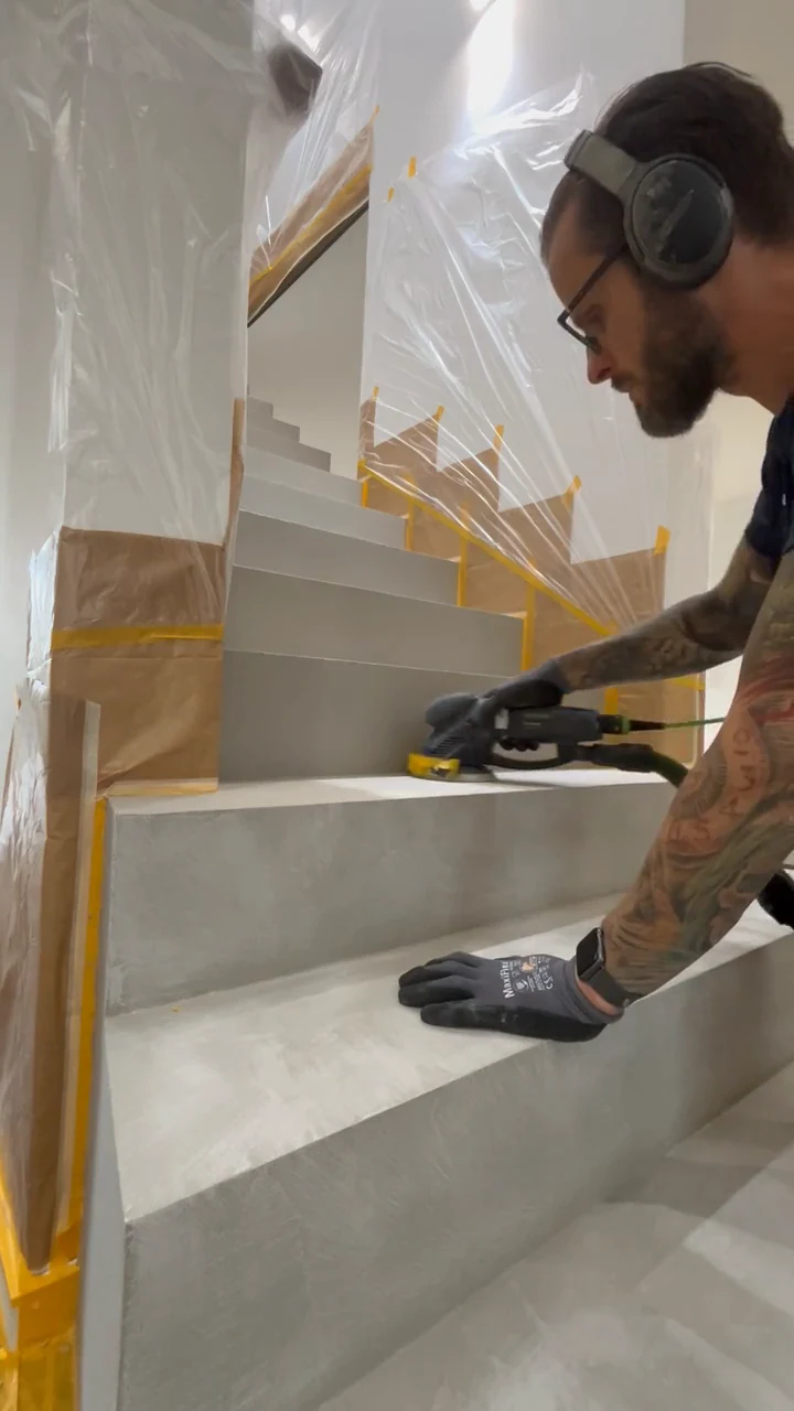 Video: Der Rotationsschleifer fährt über die Trittstufe bis nah an die Kamera, Hand auf der Stufe