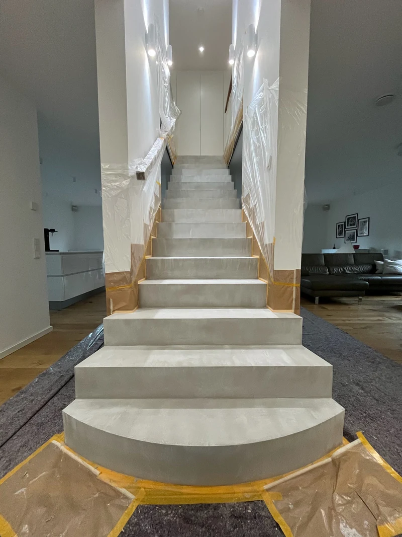 Treppe nach dem Schliff mit PolyGrip grundiert, die Grundierung betont Schattierungen, Blick vom Fuß der Treppe