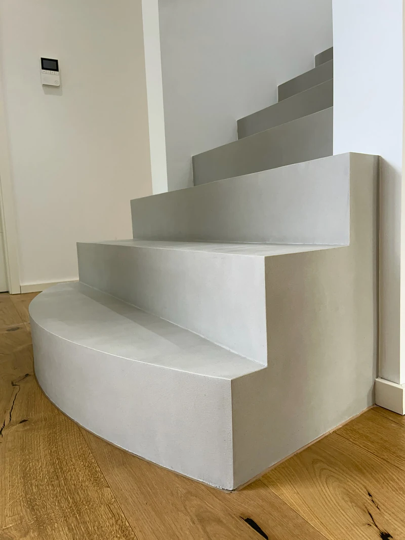 Rundung der Antrittsstufe aus Beton Ciré aus der Nähe, Setzstufe und Tritt nach der Reparatur in Marl