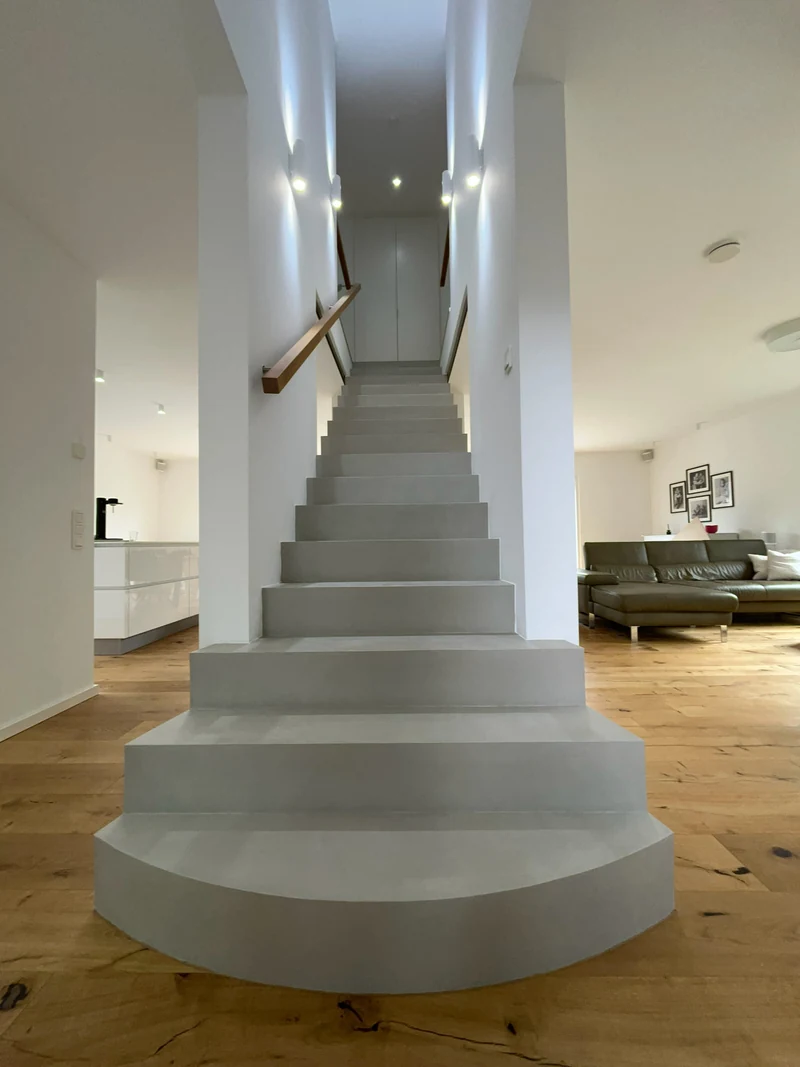 Reparierte Treppe aus Beton Ciré in Marl vom Fuß aus, zweimal gespachtelt und zweimal mit PolySealer 2K versiegelt