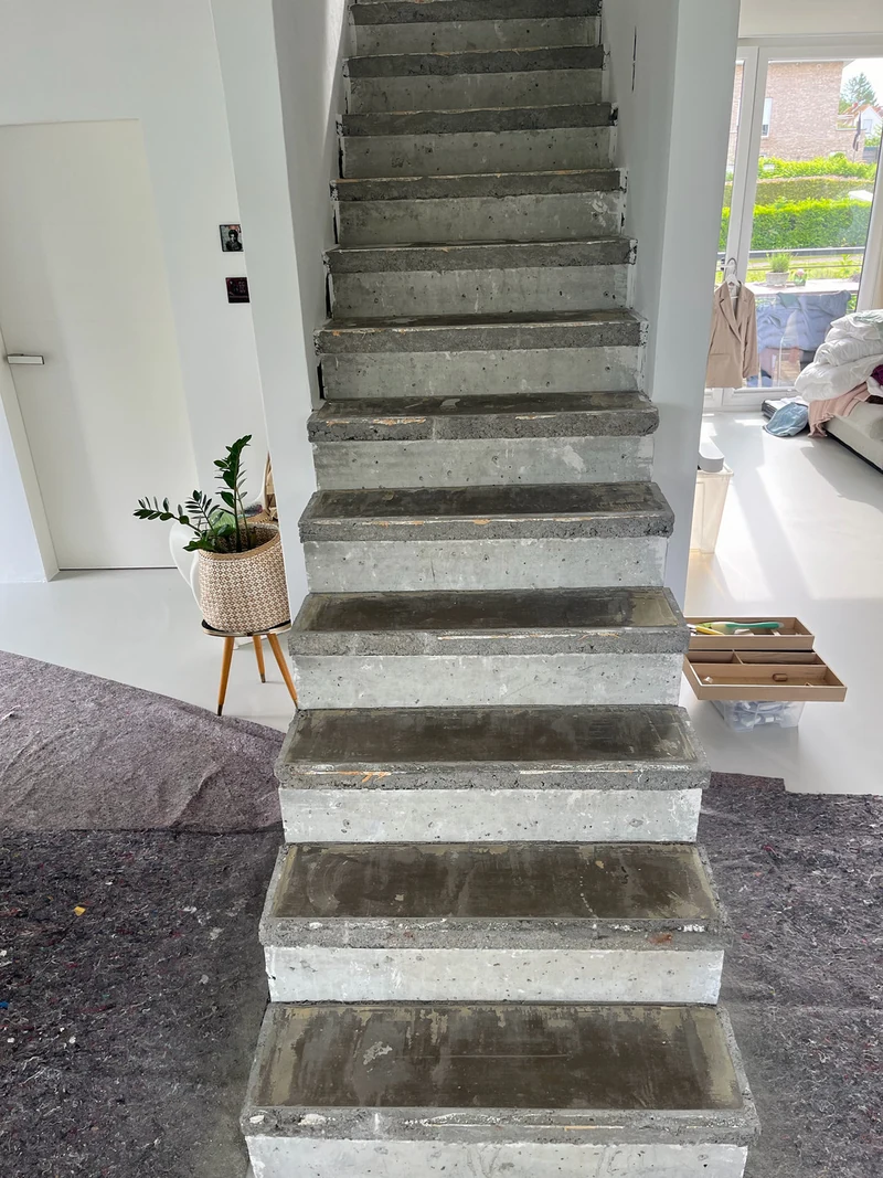 Alle 15 Stufen der aufbetonierten Betontreppe in Heiligenhafen frontal von vorn, vor der Mikrozement-Beschichtung