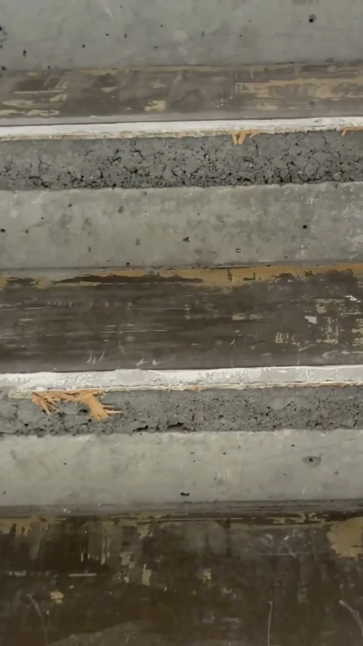 Video: Schwenk über die aufbetonierte Bestandstreppe vor der Arbeit, abgesetzte Kanten und raue Trittflächen