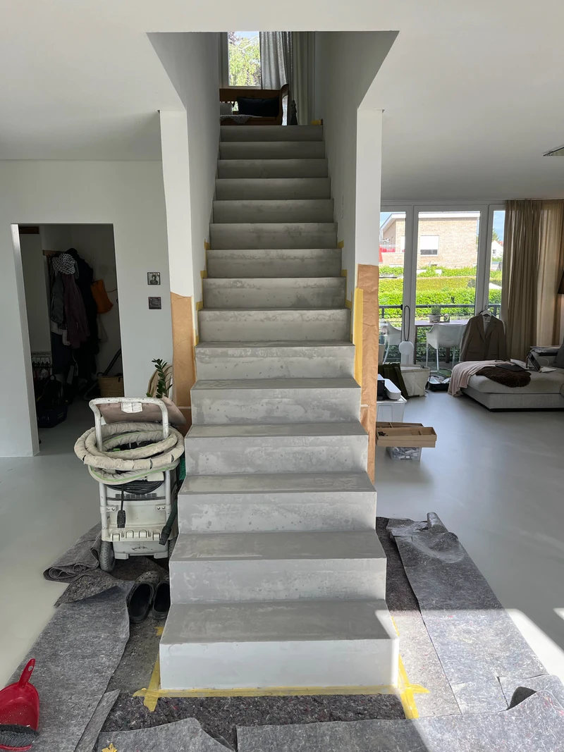 Treppe frontal nach der ersten Grundspachtelung mit Betonkosmetik Allrounder Uni, die Spachtelschicht ist noch nass