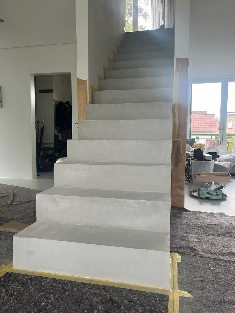 Treppe von unten links nach der ersten Grundspachtelung am nächsten Tag, die Oberfläche ist durchgetrocknet