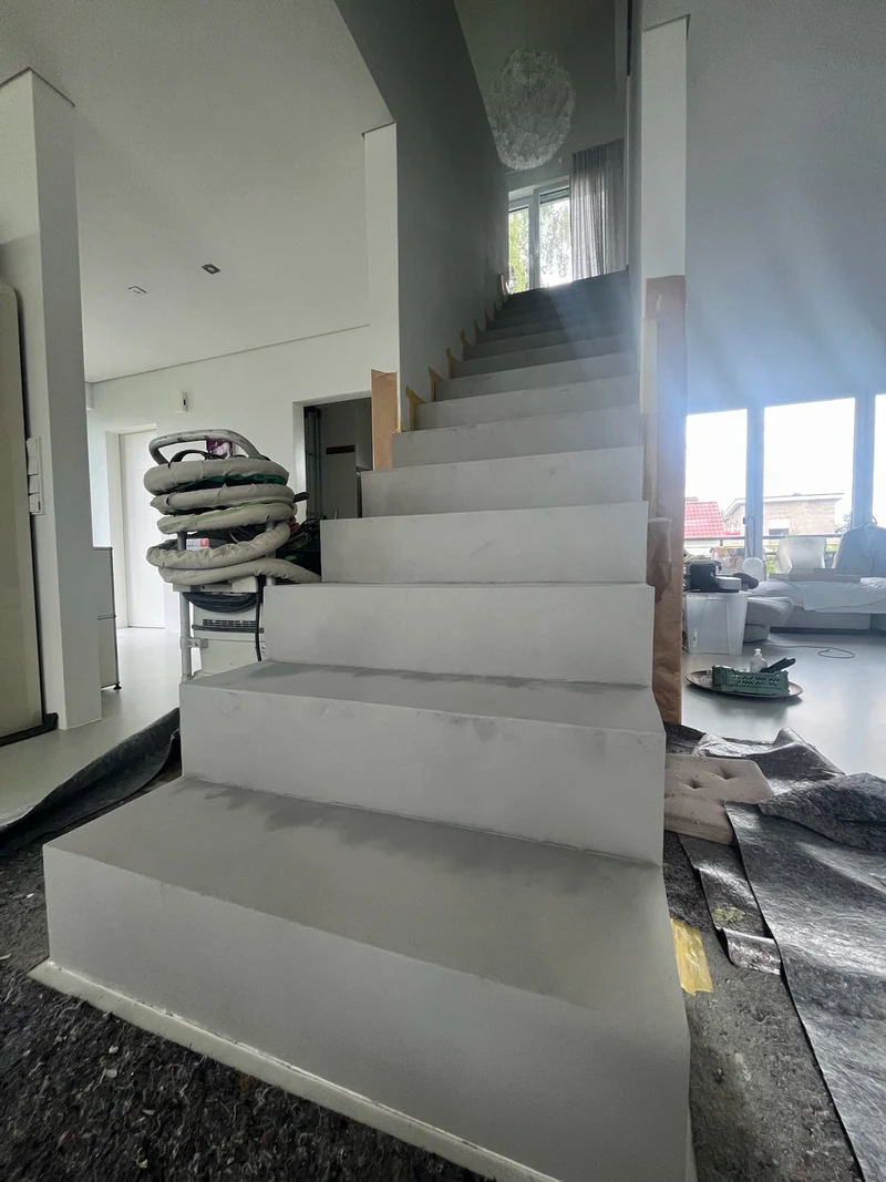 Treppe von unten links nach der zweiten Grundspachtelung mit dem Allrounder, daneben der Industriesauger