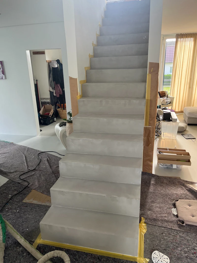 Treppe frontal nach Schliff und Grundierung mit PolyPlus 498, dunklere Flecken zeigen die noch feuchte Grundierung