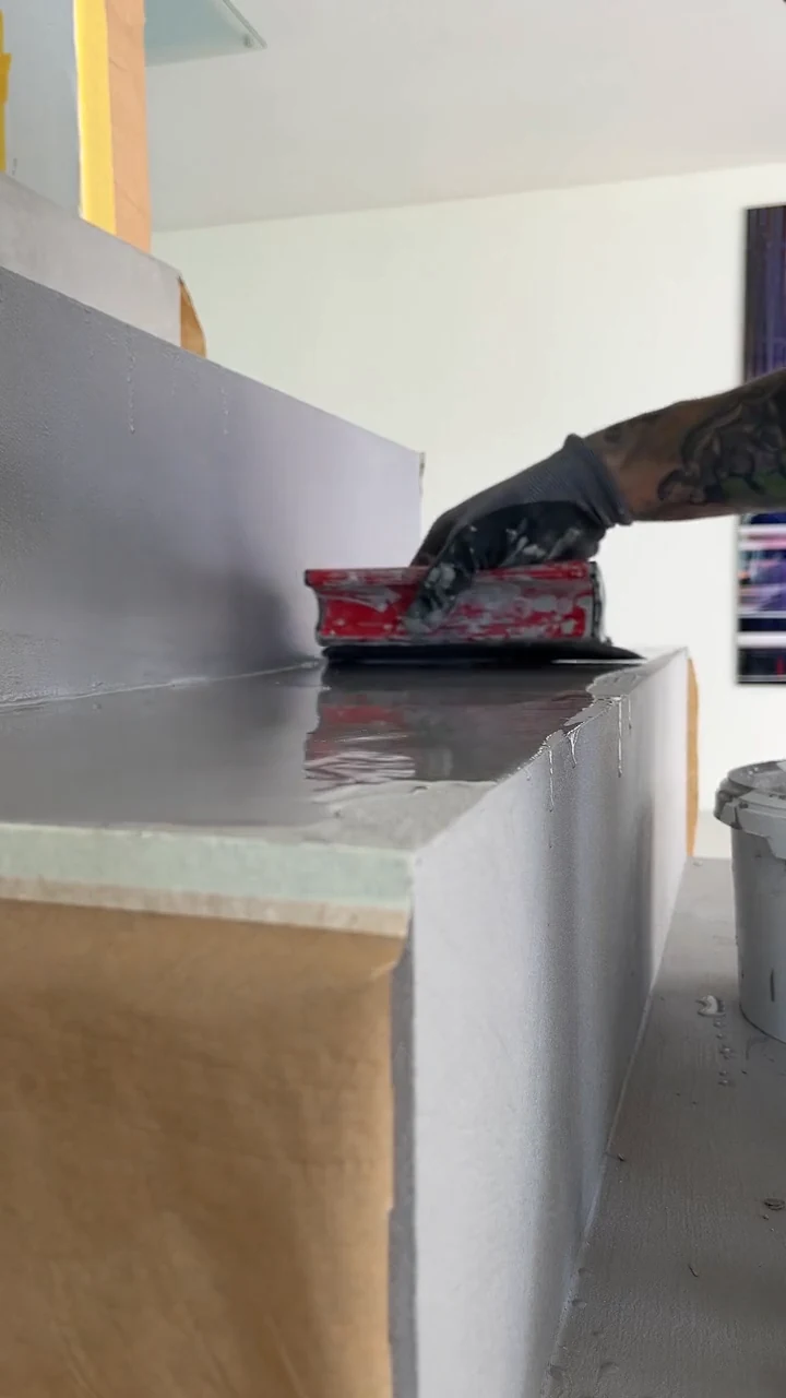 Video: letzte Züge mit der Glättkelle beim Spachteln von Splash an einer Stufenkante, Tropfen an der Kante