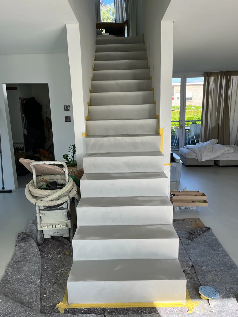 Treppe frontal nach der letzten Splash-Schicht, die Oberfläche trocknet ab und ist an manchen Stellen noch dunkler