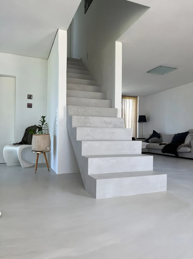 Treppe aus Mikrozement und neuer Betonboden im Altbau in Heiligenhafen, beide im gleichen Grauton mit Wolkigkeit