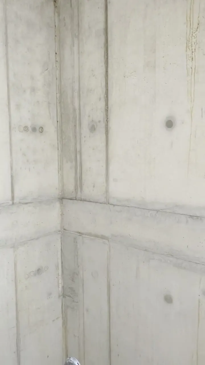 Video: Zwischenstand nach Grob- und Fein-Betonkosmetik, Struktur hergestellt, noch ohne farbliche Anpassung