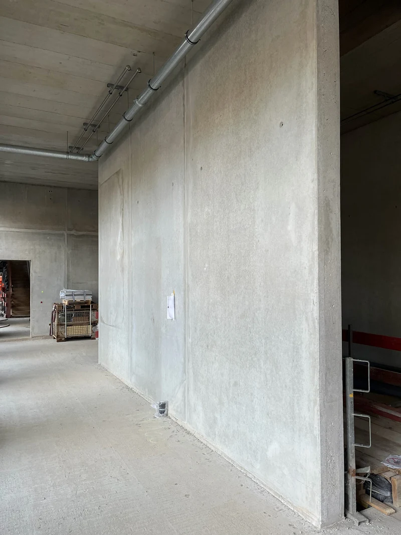 Betonfertigteil-Wandscheibe mit großen Lagerabdrücken auf der linken Seite, vor der Bearbeitung