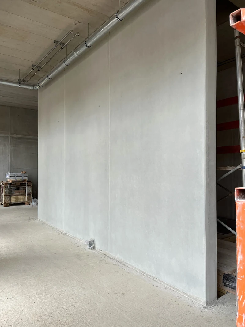 Betonfertigteil-Wandscheibe im Obergeschoss nach der Betonkosmetik, von rechts