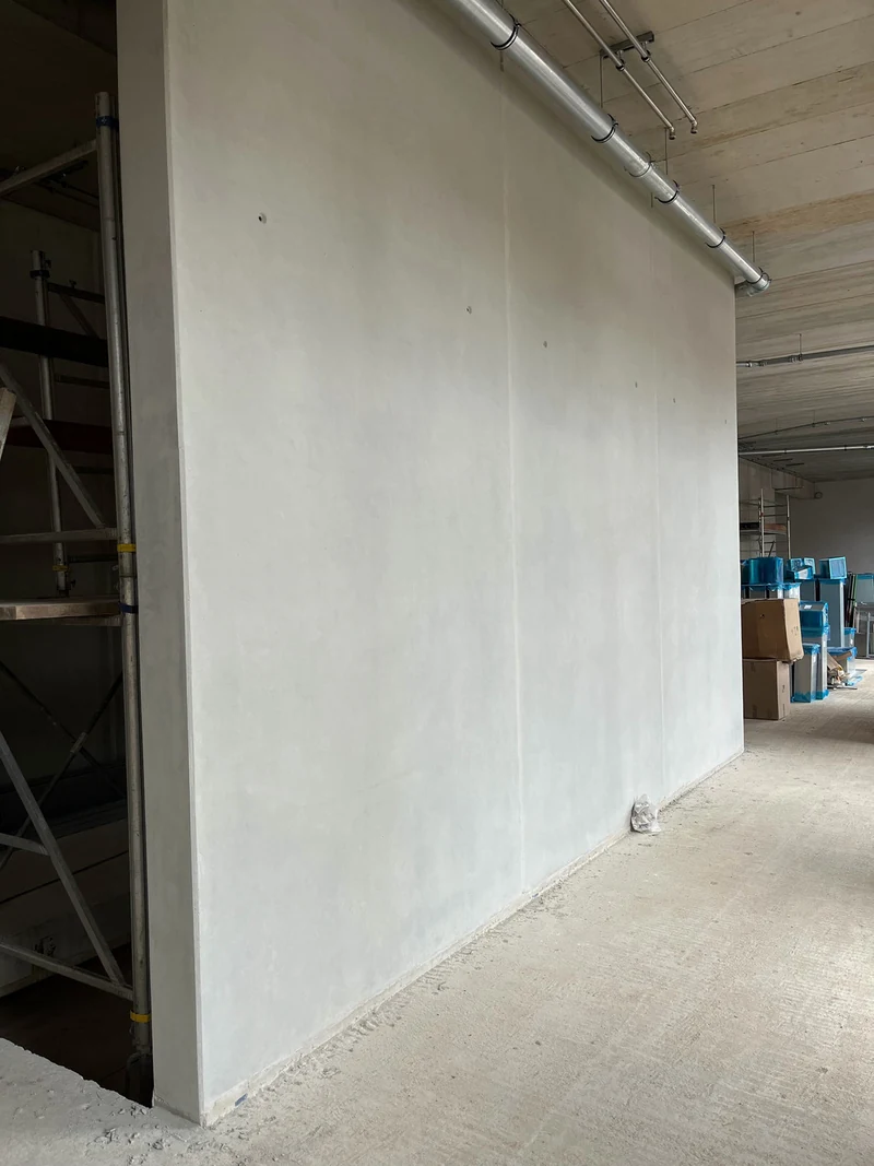 Betonfertigteil-Wandscheibe im Obergeschoss nach Betonkosmetik und vollflächiger Retusche, von links